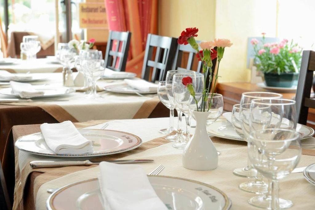 Logis Hotel Et Restaurant La Tour Brette Pontorson Exterior photo